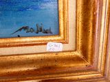 une photo d'un tableau représentant deux oiseaux volant au-dessus de l'eau