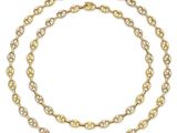 une paire de colliers en chaîne en or sur fond blanc