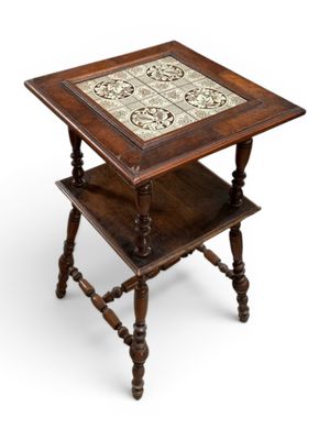 une vieille table en bois avec un plateau en faïence sur fond blanc
