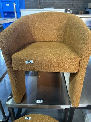 une chaise et un tabouret exposés dans un magasin