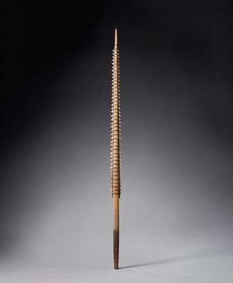 un grand objet en bois d’où sort un long bâton en bois sur le côté