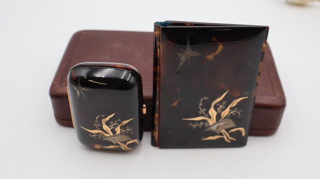 En coffret, carnet et bourse en écaille à décor naturaliste de mu...