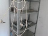 une étagère en métal sur laquelle sont posés des casseroles et des poêles
