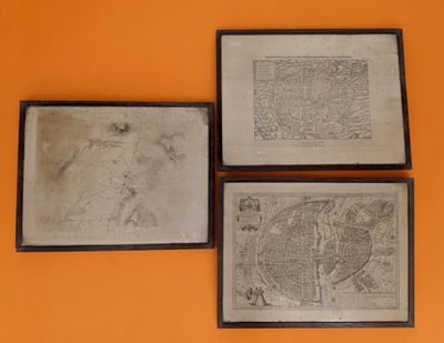 trois cartes encadrées d'une ville accrochées à un mur orange