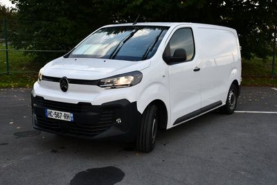 une camionnette blanche garée dans un parking