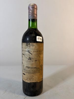 une bouteille de vin posée sur une table