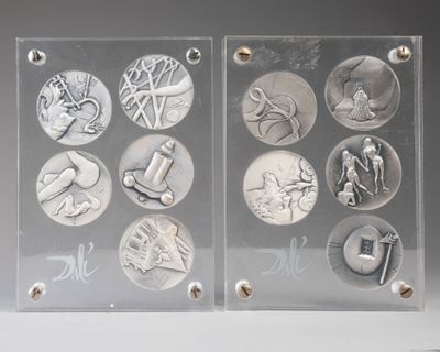 de nombreuses médailles d'argent exposées dans une vitrine