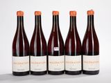 quatre bouteilles de vin sont alignées sur une surface blanche