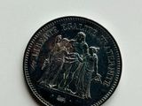 gros plan d'une pièce de monnaie sur une surface blanche avec un fond blanc