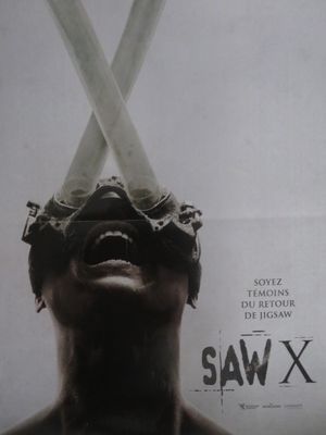 affiche représentant un homme avec deux épées sur la tête, devant un fond blanc