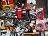 tout un tas d'objets divers éparpillés par terre