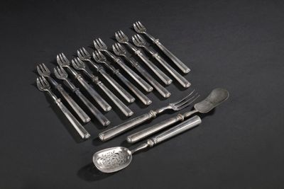 beaucoup de fourchettes et de cuillères sur une table noire