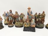 un ensemble de figurines représentant des personnes assises sur une table