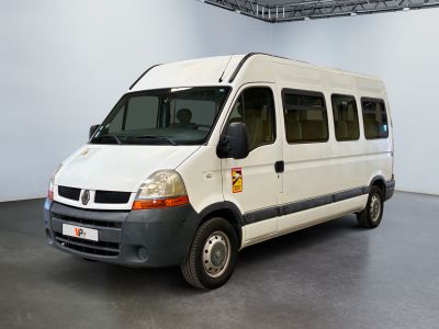 une camionnette blanche garée à l'intérieur d'un bâtiment