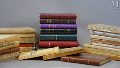 plusieurs livres empilés sur une table