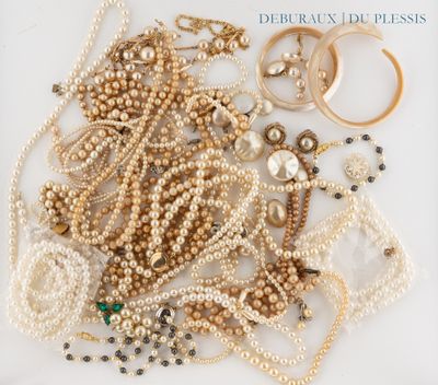 un tas de perles et d'autres bijoux posés sur une table