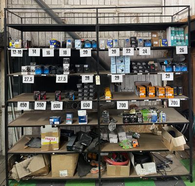 une étagère sur laquelle sont disposés de nombreux articles différents dans un magasin