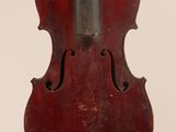 un gros plan d'un violon sur une surface blanche avec un fond blanc