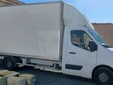 un camion blanc garé devant un bâtiment
