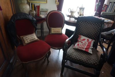 deux fauteuils rouges dans un coin du salon