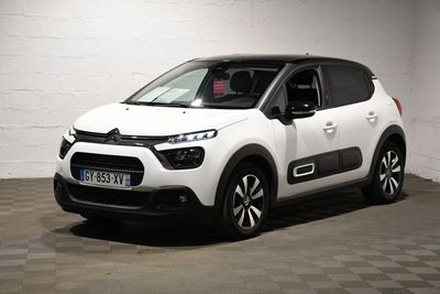 La Citrole blanche est garée dans un garage au sol carrelé.