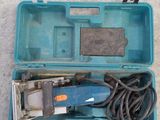 une boîte bleue contenant des outils, posée par terre