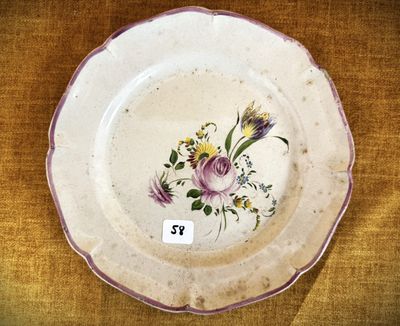 une assiette décorée de fleurs, posée sur une table