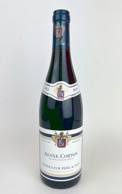 une bouteille de vin posée sur une table
