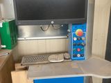 une photo d'un bureau d'ordinateur avec un écran et un clavier