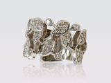 gros plan d'une bague en diamant sur une surface blanche