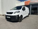la camionnette blanche est garée devant un bâtiment