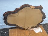 un miroir posé sur une table en bois