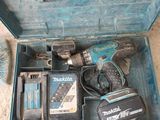 une boîte à outils bleue avec des outils sur le sol