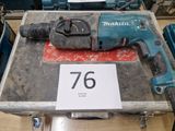 une perceuse posée sur une boîte
