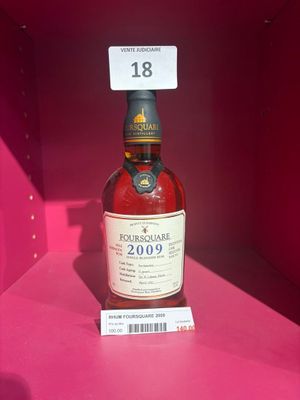 La bouteille d'alcool est exposée dans la boîte rose.