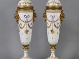paire de vases anciens en porcelaine, ornés de motifs dorés et dotés d'anses dorées