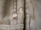 un morceau de tissu arraché à une veste