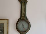 une horloge accrochée au mur à côté d'un tableau