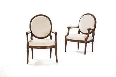 Paire de fauteuils à la reine à dossier médaillon en bois te…