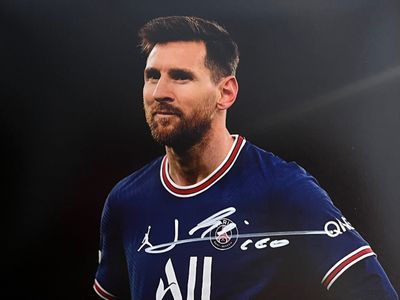 une photo d'un homme barbu portant une chemise bleue