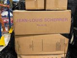 de nombreux cartons empilés les uns sur les autres dans un entrepôt
