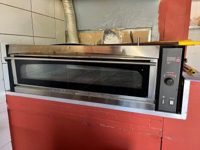une image d'un four commercial dans une cuisine