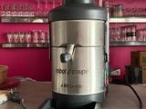 une machine posée sur un comptoir dans une pièce
