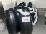de nombreux vases noirs alignés sur le sol