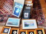 de nombreuses photos encadrées posées par terre dans le salon