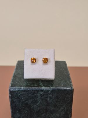 une paire de boucles d'oreilles posée sur un bloc de marbre