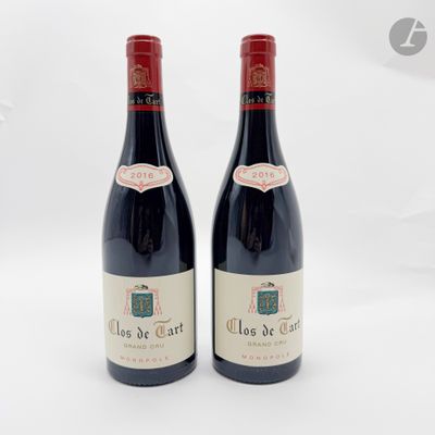 deux bouteilles de vin rouge posées l'une à côté de l'autre sur une surface blanche