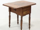 une petite table en bois avec un tiroir