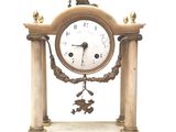 une horloge posée sur une étagère, sur laquelle se trouve un singe