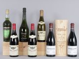 Plusieurs bouteilles de vin sont alignées les unes à côté des autres près d'une caisse en bois